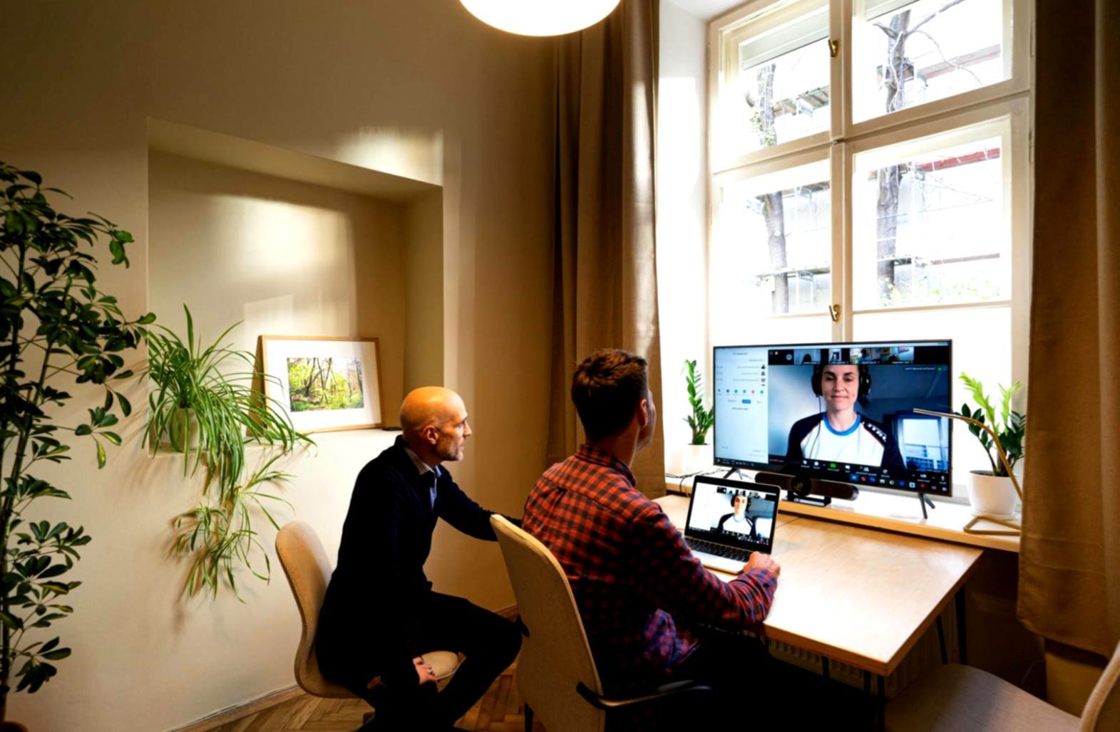 Finanzanalyse Arbeitsplatz mit Dokumenten und Laptop