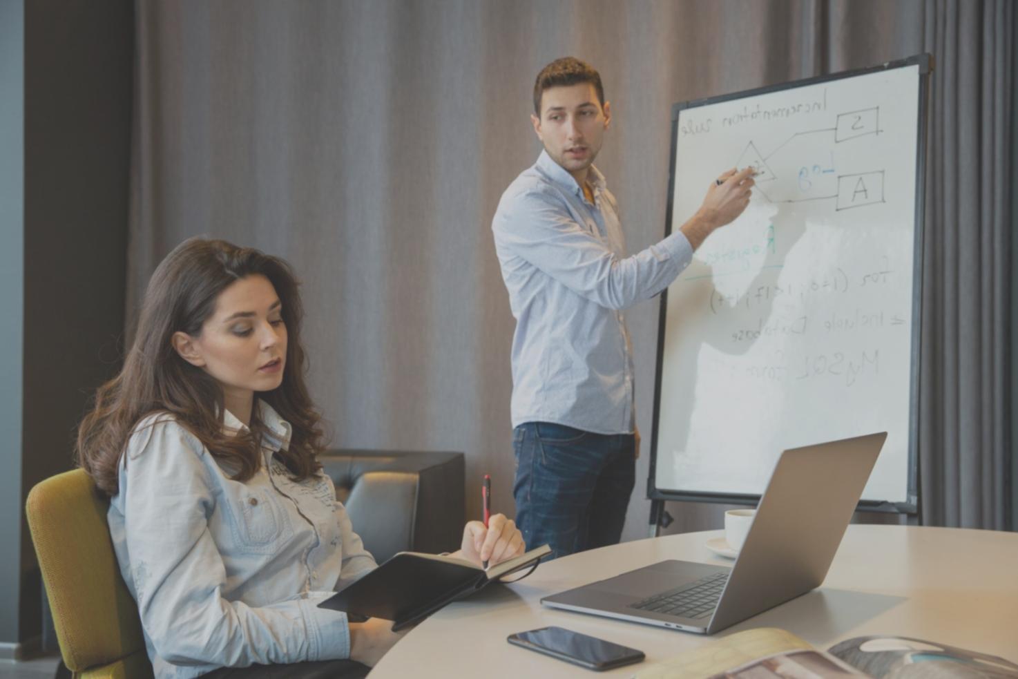 Teamarbeit bei der Finanzanalyse im Büro